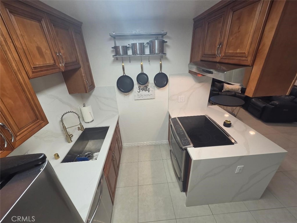 stainless appliances ; refrigerator , range , dw - 1010 W Macarthur Boulevard 77, Santa Ana CA 92707 - photo 12