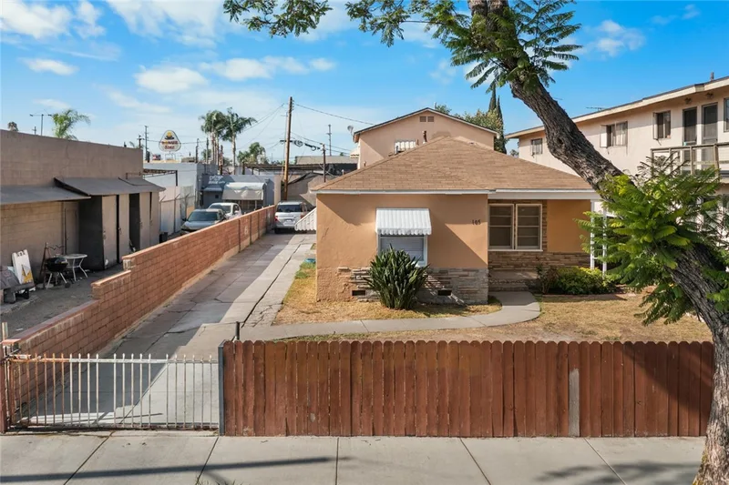 105 E Pomona Street, Santa Ana, CA 92707