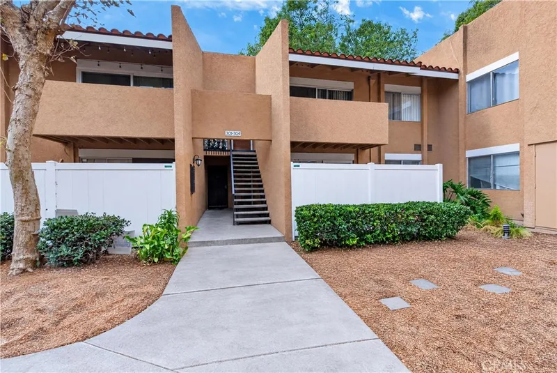 1101 W Macarthur 301, Santa Ana