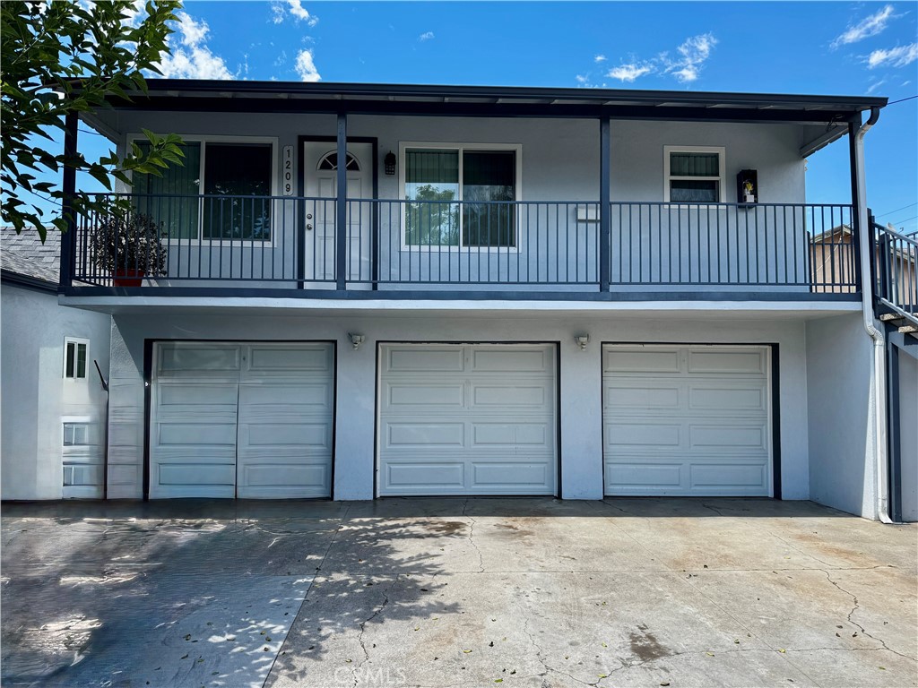 1209 East 6th Street is an upstairs Unit above the garages. - 1209 E 6th Street, Santa Ana CA 92701 - photo 1