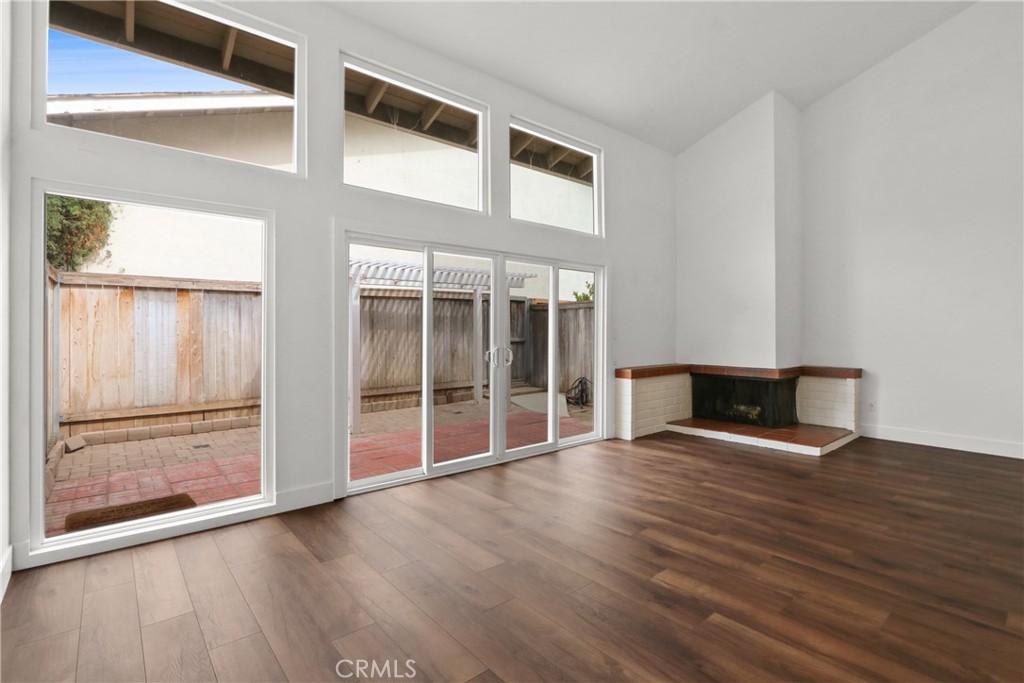 vaulted high ceilings in Livingroom - 1404 N Tustin P-3, Santa Ana CA 92705 - photo 3