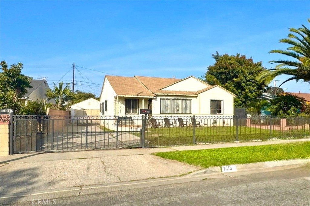 Fenced/gated front yard - 1413 Highland, Santa Ana CA 92703 - photo 1