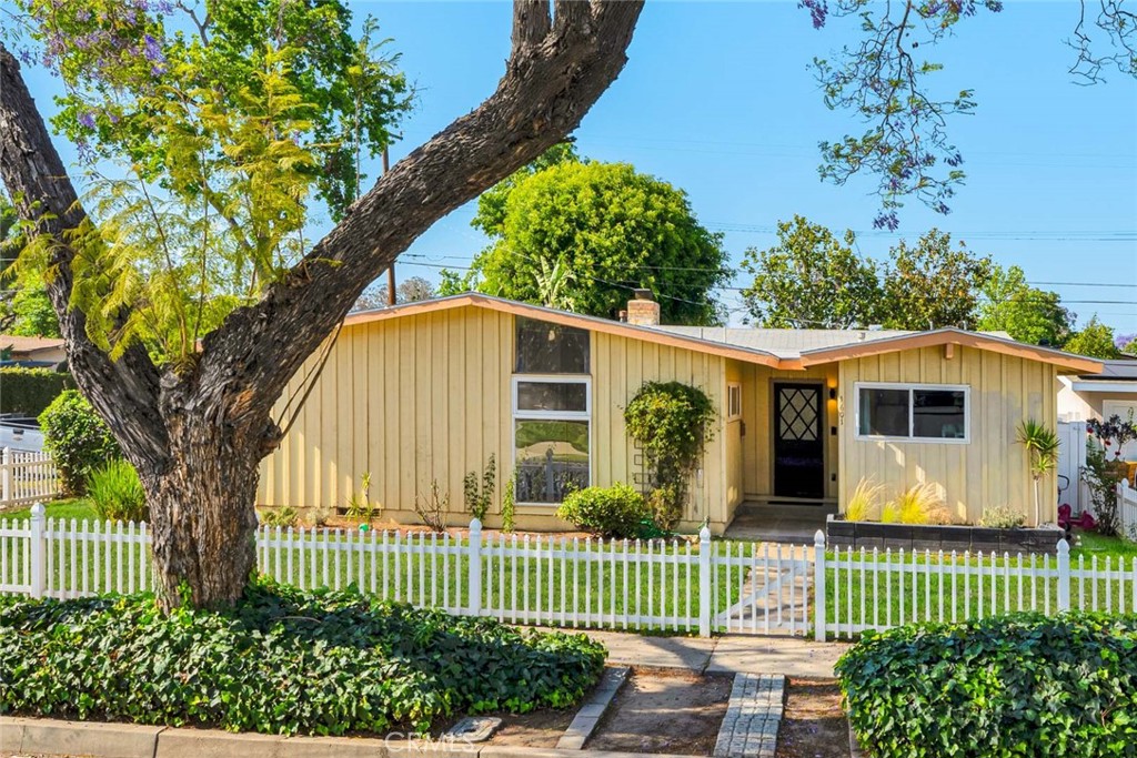 Grass has been photoshopped - 1601 Wellington, Santa Ana CA 92701 - photo 1