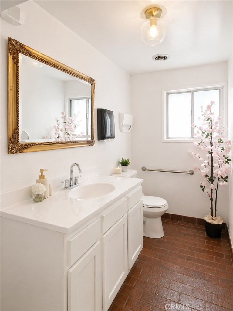 restroom 2 - 1626 17th Street, Santa Ana CA 92705 - photo 22