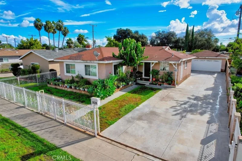1626 W Mcfadden, Santa Ana, CA 92704