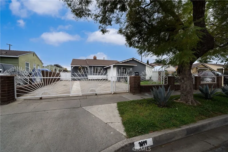 1644 W Wisteria, Santa Ana, CA 92703