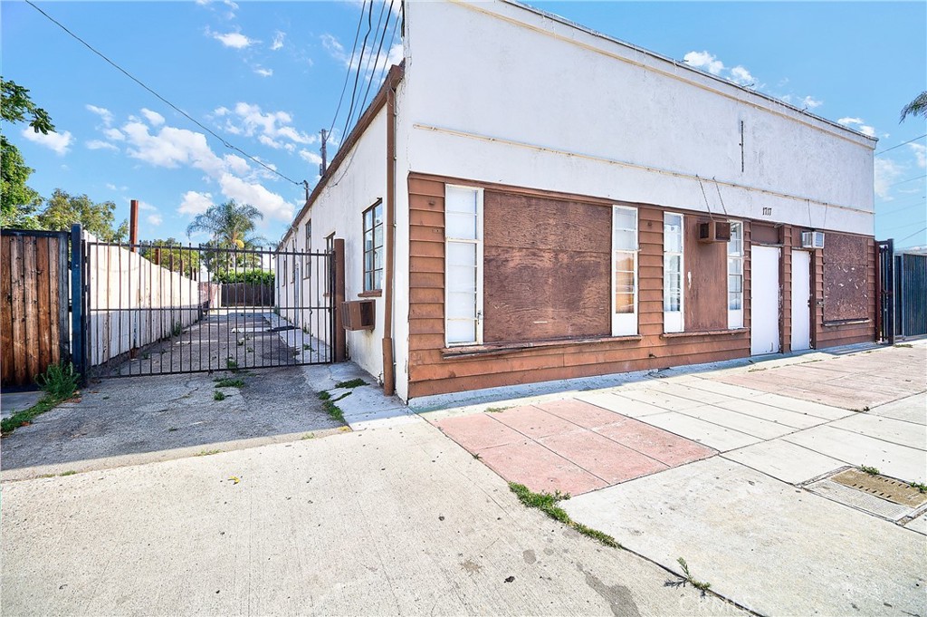 1717 W Santa Ana Blvd, Santa Ana CA 92703 - photo 2