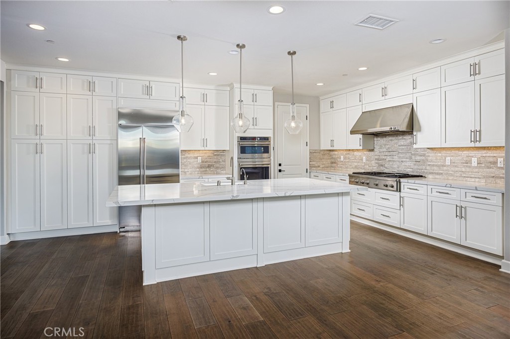 Open kitchen with large center island, quartz counters - 2017 Picasso, Santa Ana CA 92704 - photo 1