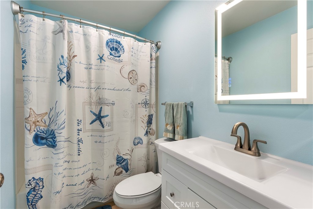 Upstairs Full Bath - 210 Carriage B, Santa Ana CA 92707 - photo 20