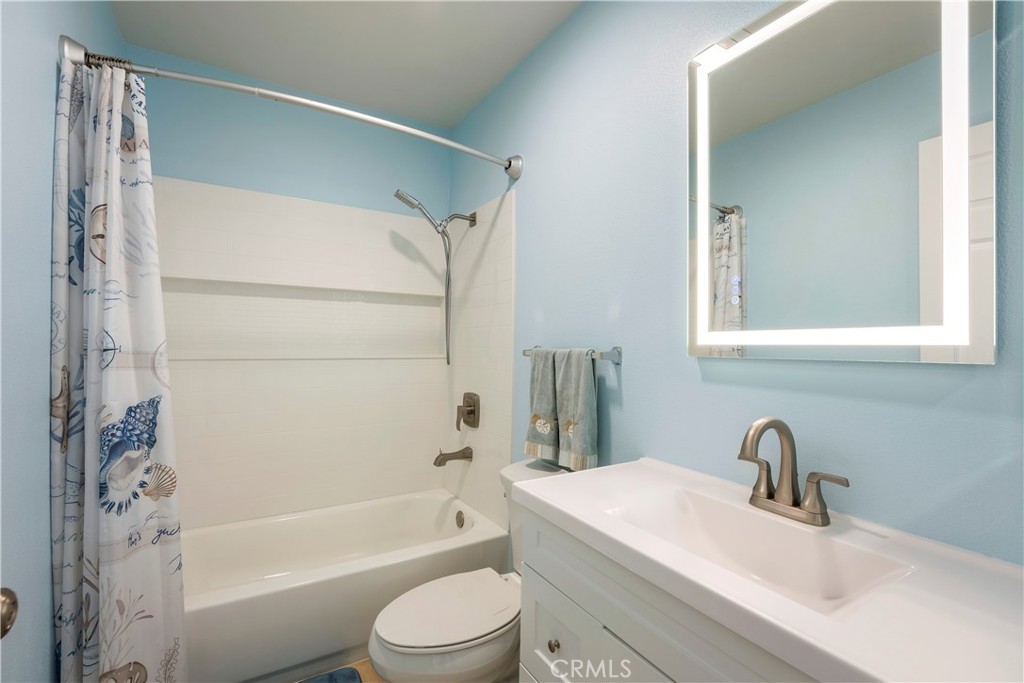 Upstairs Full Bath - 210 Carriage B, Santa Ana CA 92707 - photo 21