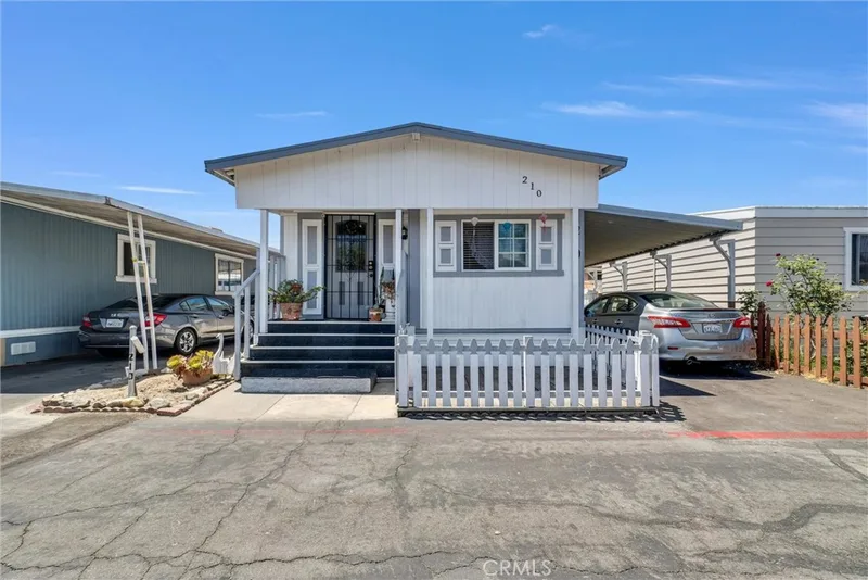 210 Dresden Ave N, Santa Ana