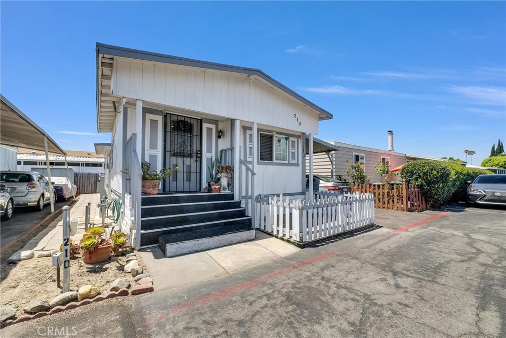 210 Dresden Ave N, Santa Ana CA 92703 - photo 20