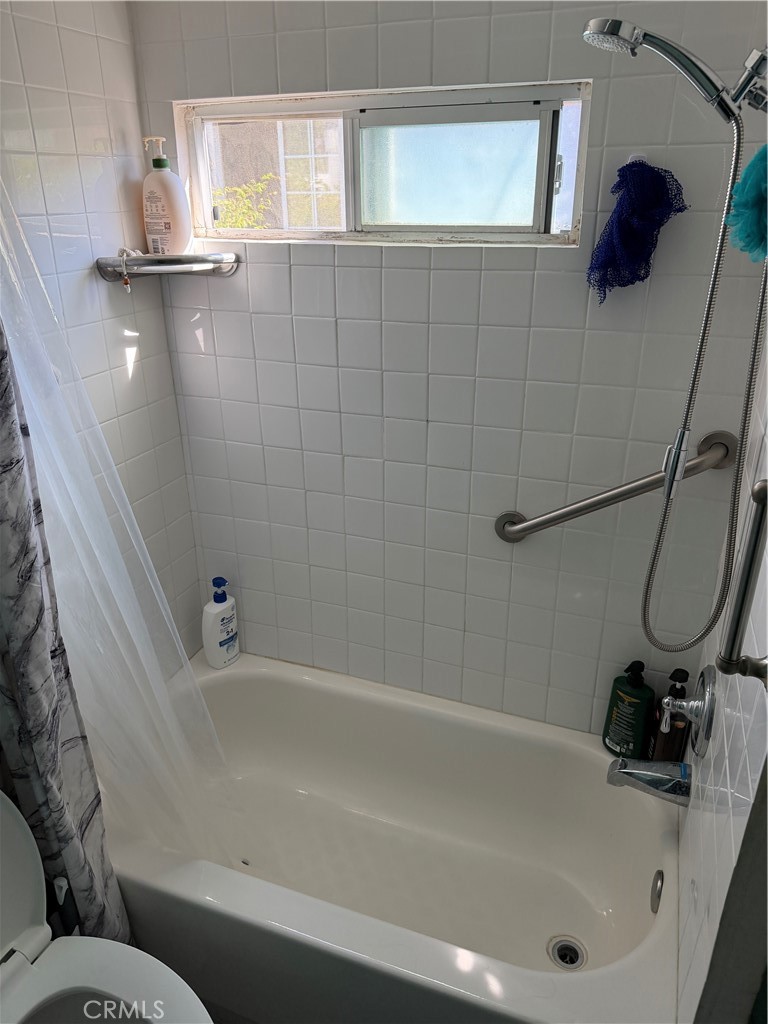 Bath-shower/tub - 211 Monaco 54, Santa Ana CA 92703 - photo 29
