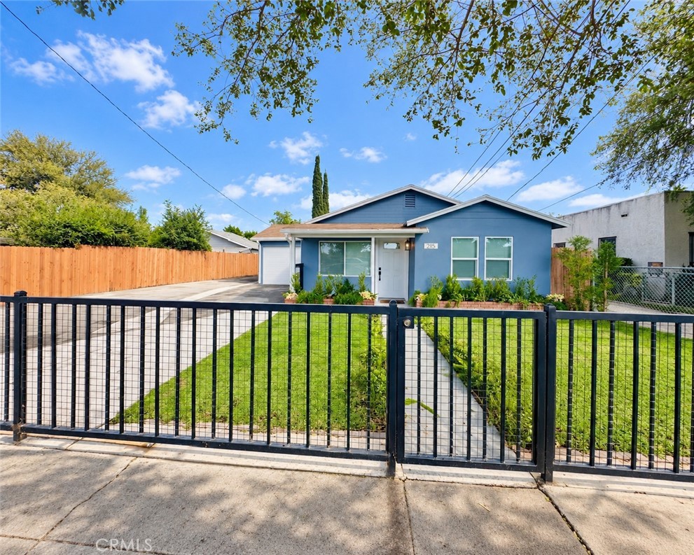 Gated homes - 217 N Mcclay, Santa Ana CA 92701 - photo 2