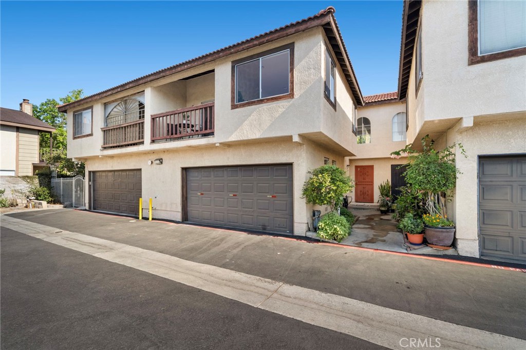 3 Bedrooms, 3 Baths, 1463 SF, 2-Story - 224 N Newhope Street 2, Santa Ana CA 92703 - photo 1