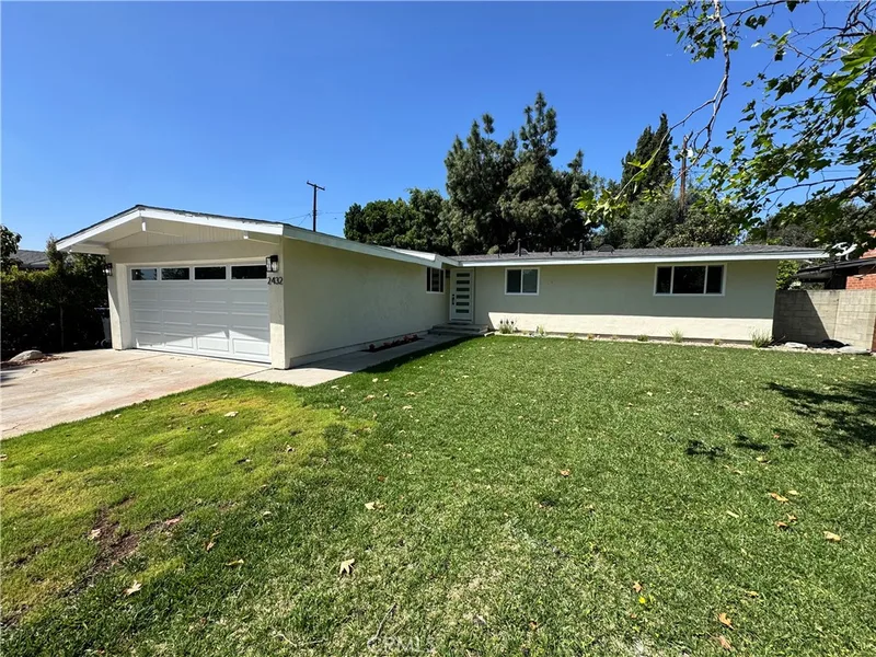 2432 Larchmont, Santa Ana, CA 92706