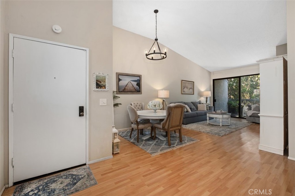 Stunning entrance with vaulted ceilings - 2510 W Macarthur Boulevard L, Santa Ana CA 92704 - photo 1