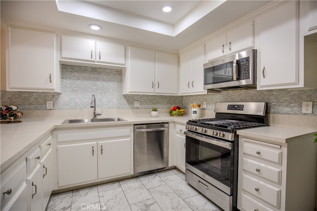 2528 N Tustin D, Santa Ana CA 92705 - photo 17