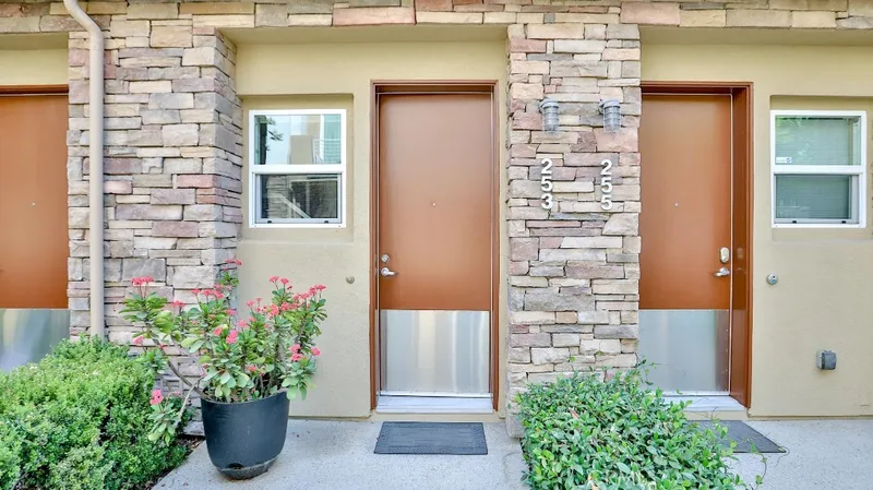 253 E Jeanette Lane, Santa Ana, CA 92705