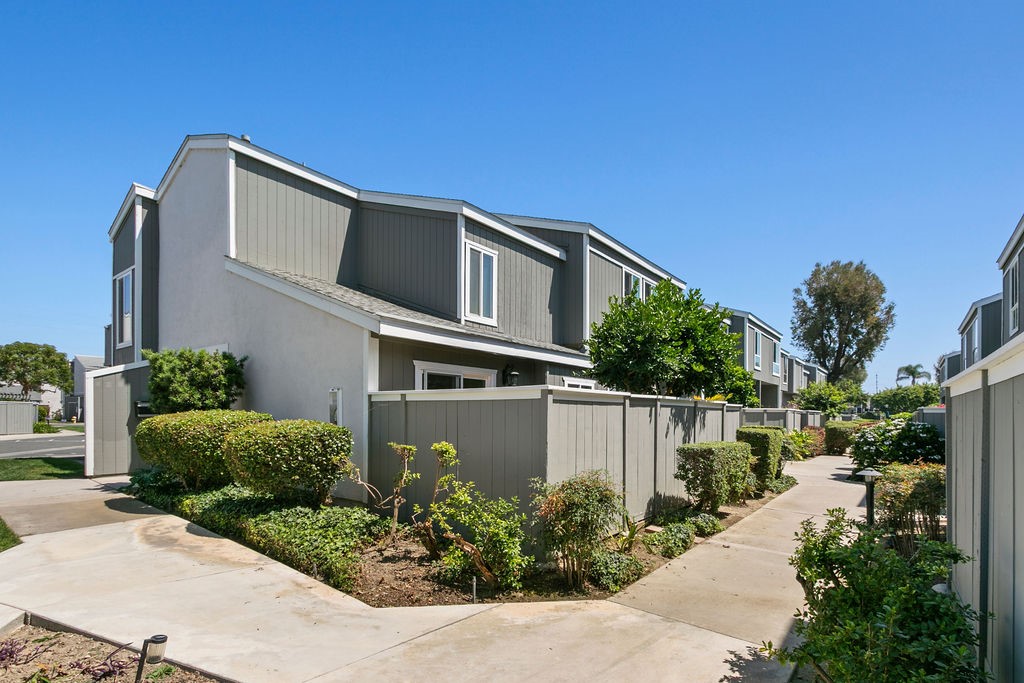 2670 W Segerstrom A, Santa Ana CA 92704 - photo 1