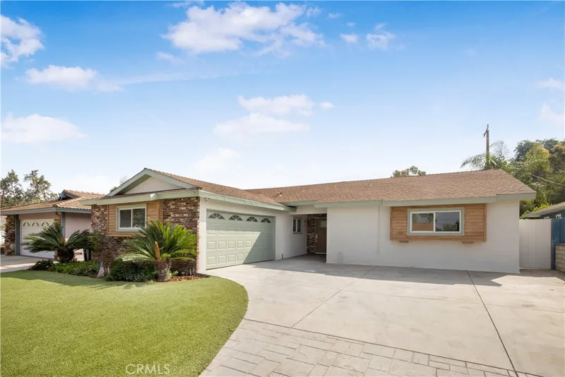 2713 N Larchmont Avenue, Santa Ana, CA 92705