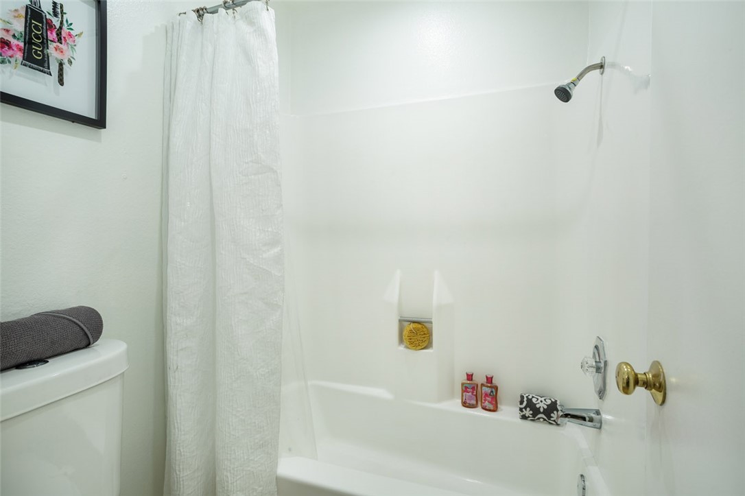 Tub shower combo separate room - 2815 S Fairview G, Santa Ana CA 92704 - photo 15