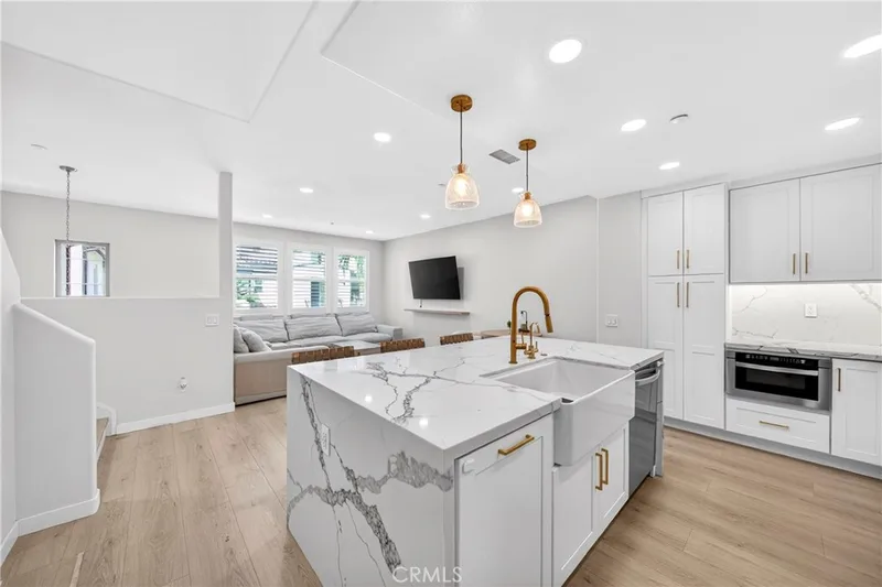 2827 W Edinger Avenue, Santa Ana, CA 92704