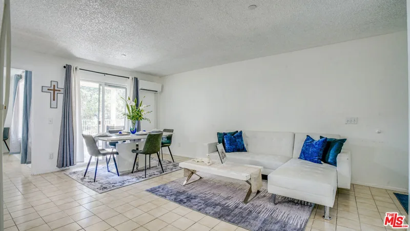 302 E Chestnut Avenue 215, Santa Ana, CA 92701