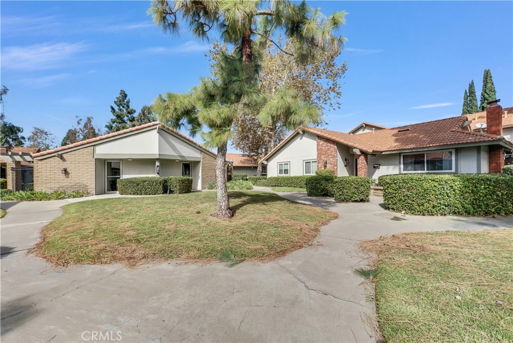 well maintained gated community - 3620 S Main C41, Santa Ana CA 92707 - photo 4