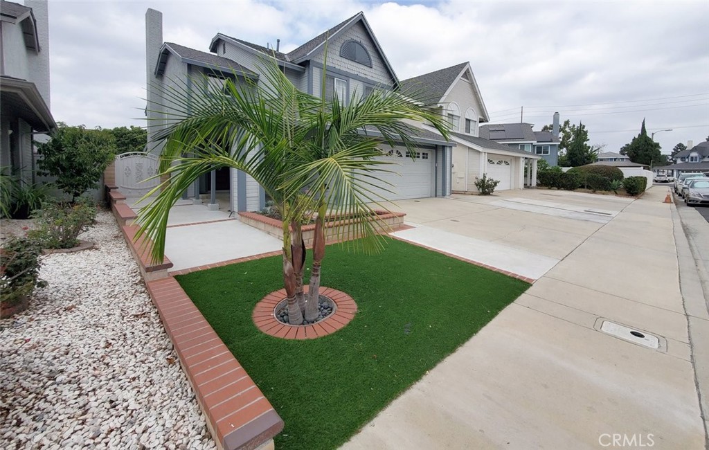 Front walkway with manicured landscaping - 400 North Lisabeth, Santa Ana CA 92703 - photo 4
