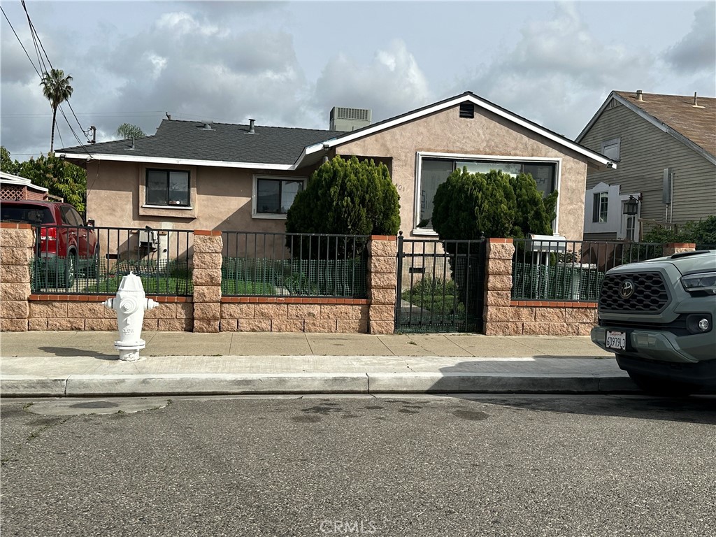 401 Franklin, Santa Ana CA 92703 - photo 1
