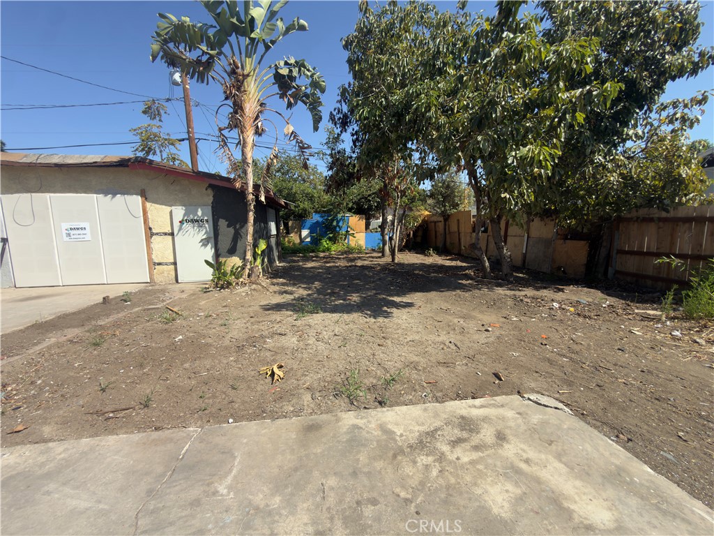 Large backyard - 409 S Flower, Santa Ana CA 92703 - photo 5