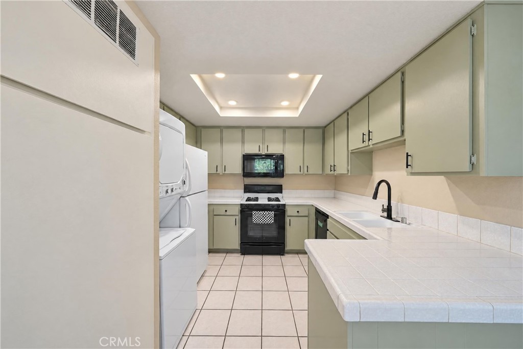 Kitchen - 4572 W 5th Street, Santa Ana CA 92703 - photo 6