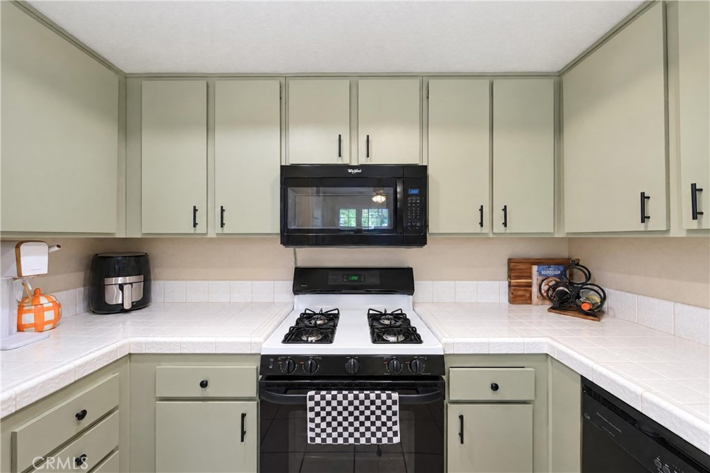 Kitchen view 3 - 4572 W 5th Street, Santa Ana CA 92703 - photo 8