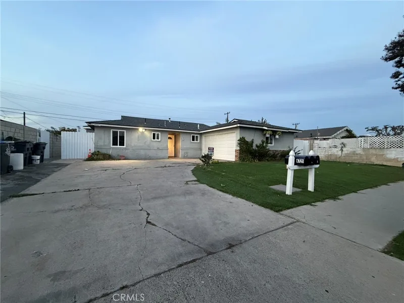 4721 W Oakfield, Santa Ana