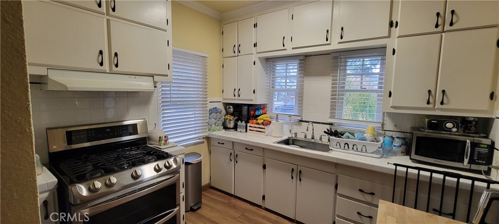 Kitchen - 502 E Wellington Avenue, Santa Ana CA 92701 - photo 4