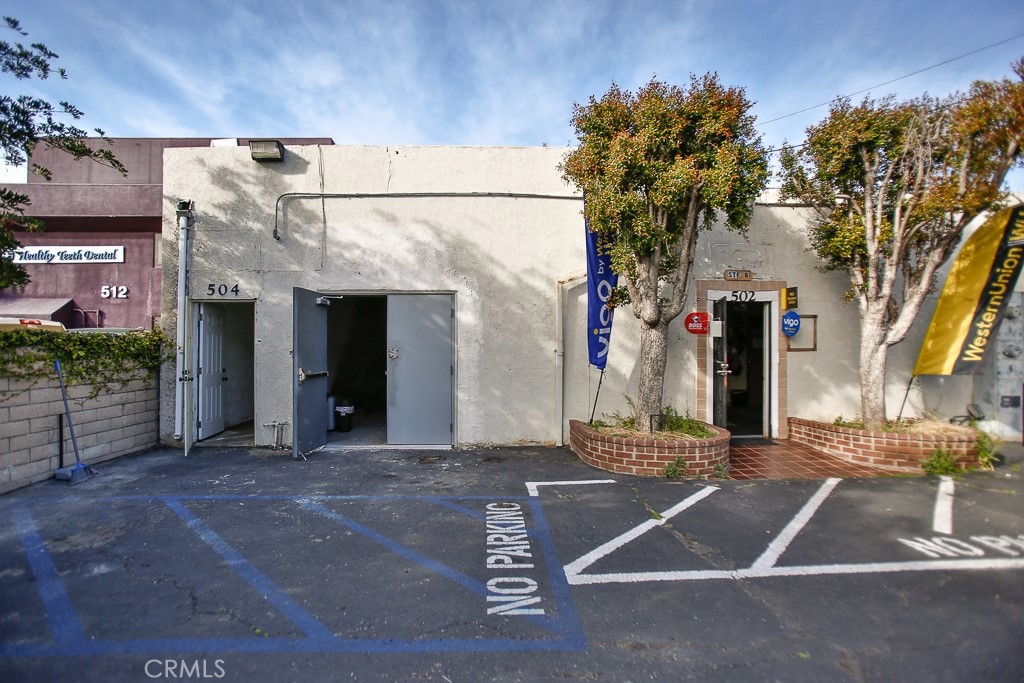 504, 502B - ENTRANCE FROM BACKYARD PARKING SPACE, NOT FROM THE FRONT. 506 - ENRANCE FROM FRONT AND BACKYARD - 502 W 17th Street, Santa Ana CA 92706 - photo 4