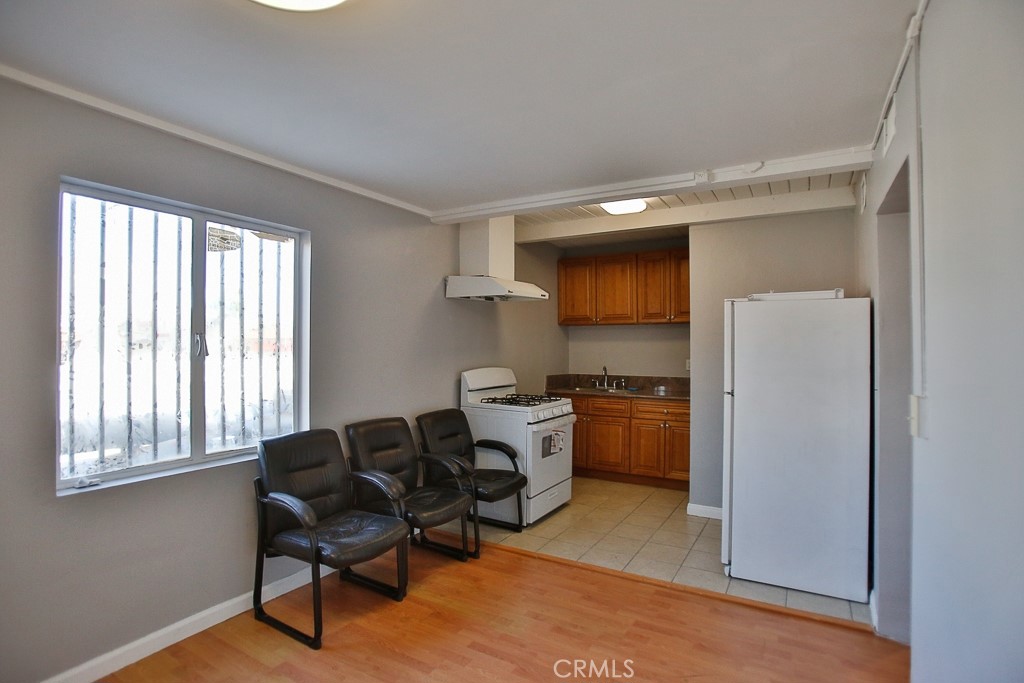 504 - KITCHEN - 502 W 17th Street, Santa Ana CA 92706 - photo 11