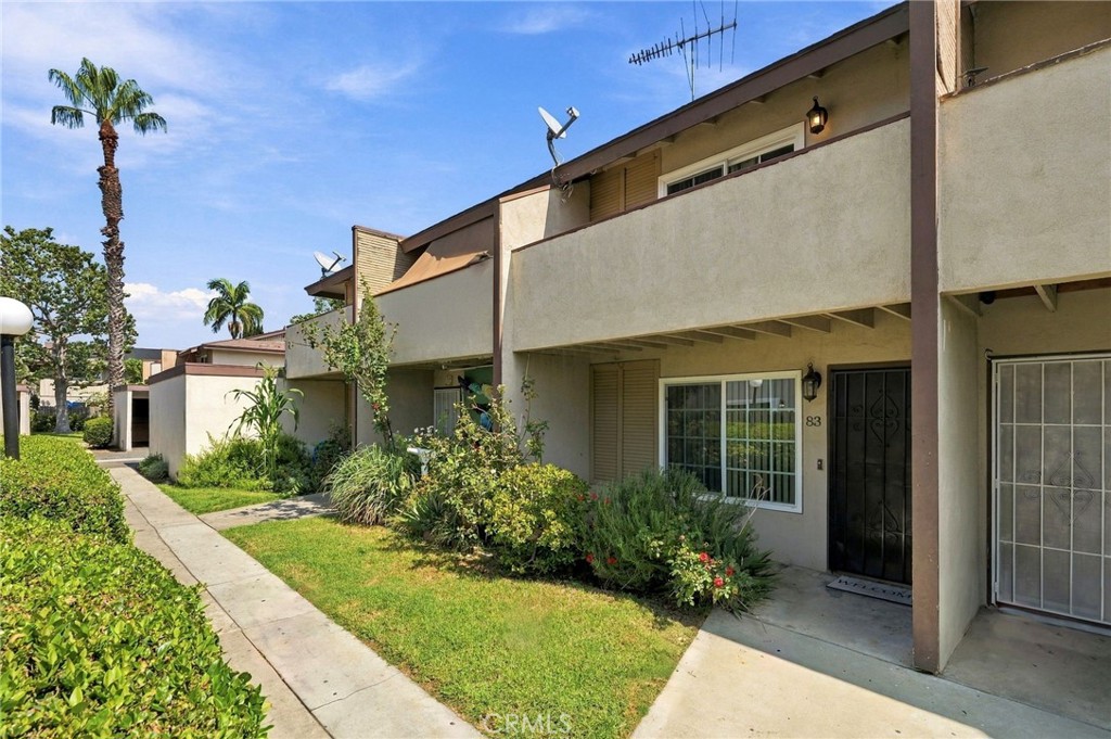 521 S Lyon 83, Santa Ana CA 92701 - photo 2