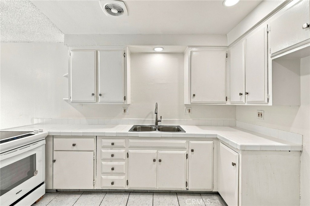 521 S Lyon 83, Santa Ana CA 92701 - photo 11