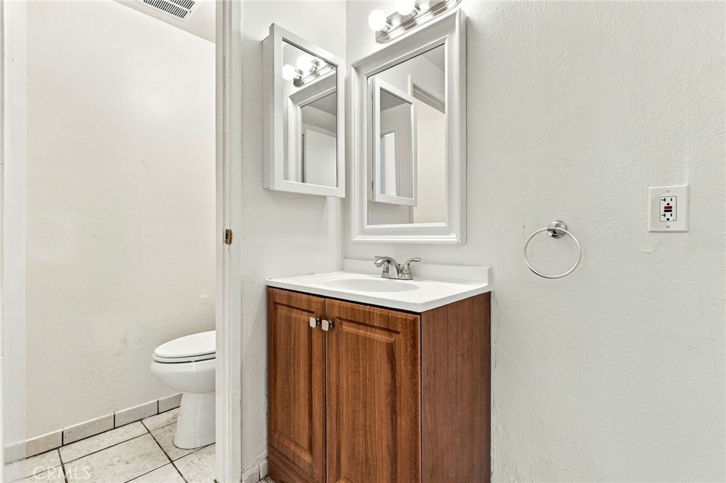 521 S Lyon 83, Santa Ana CA 92701 - photo 18