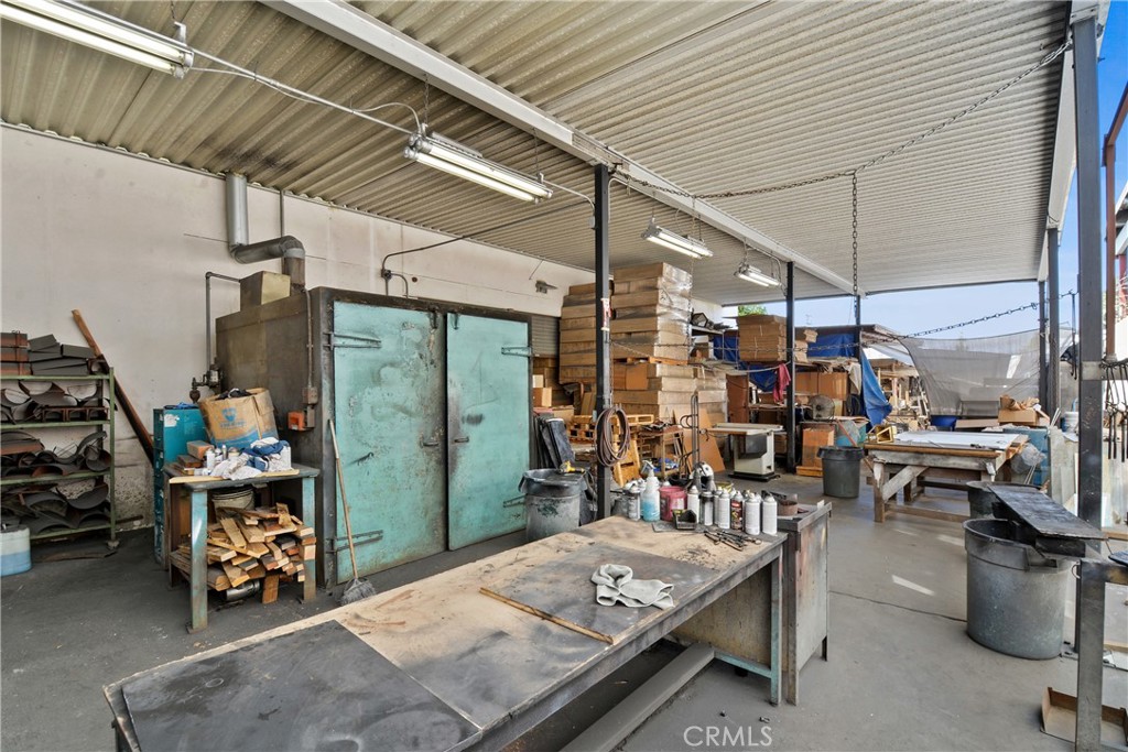 Covered outdoor work area - 623 Young Street, Santa Ana CA 92705 - photo 7