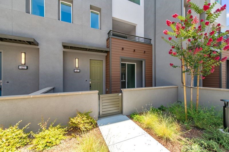 627 S Lyon, Santa Ana CA 92705 - photo 1