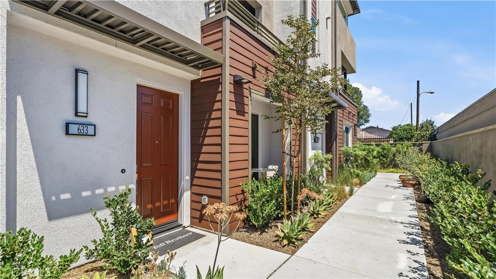 633 S Lyon St, Santa Ana CA 92705 - photo 1