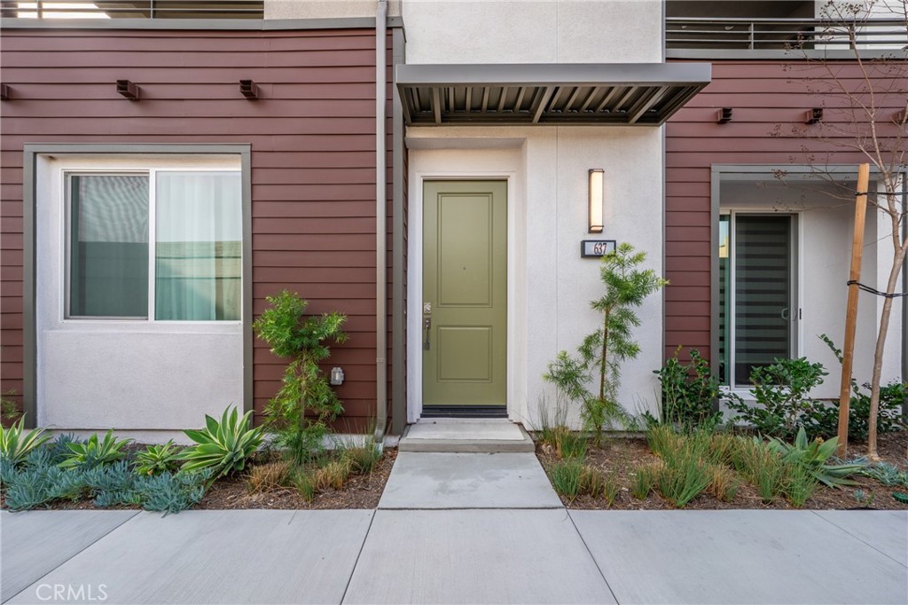 637 S Lyon St, Santa Ana CA 92705 - photo 1