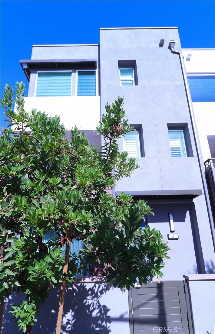 681 S Lyon St, Santa Ana, CA 92705