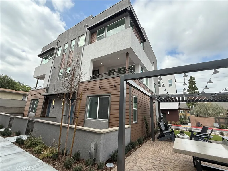 693 S Lyon Street, Santa Ana