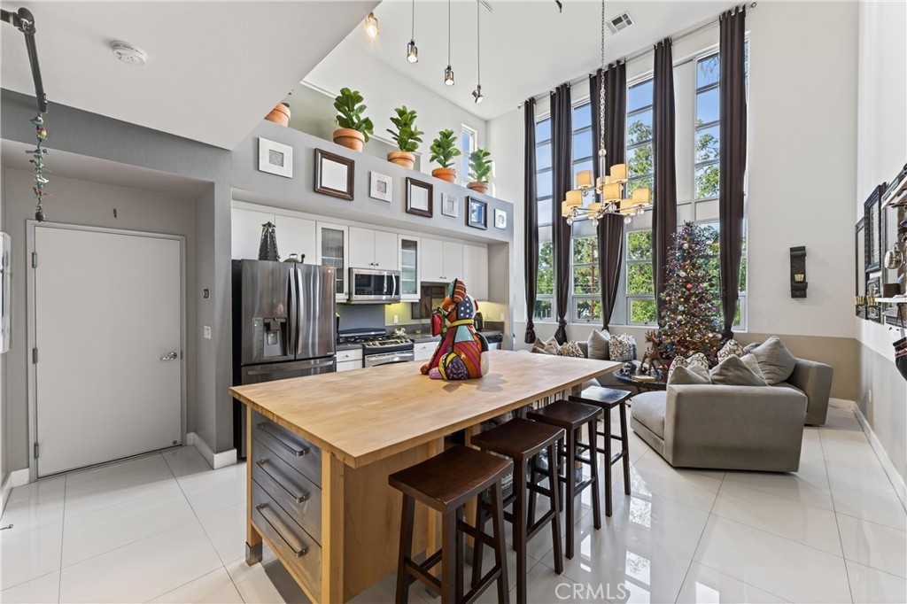 Can you guess the height of the ceilings? Let me know your guess when you stop by during Saturday or Sunday's Open House - 906 E Civic Center, Santa Ana CA 92701 - photo 1