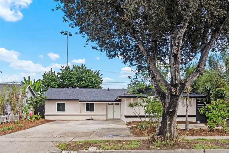 913 S Diamond, Santa Ana, CA 92704