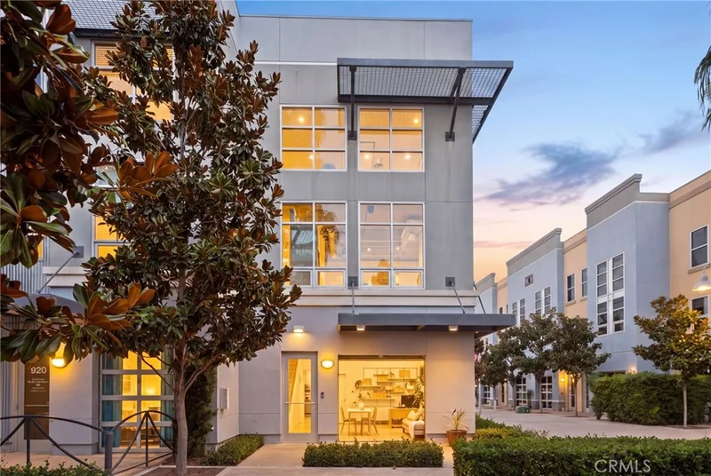 918 E Civic Center, Santa Ana, CA 92701